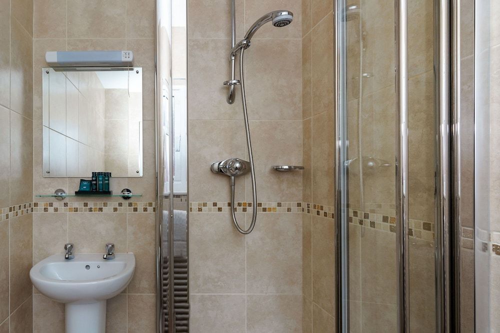 St Andrews Hotel Triple Room, Private Bathroom 5