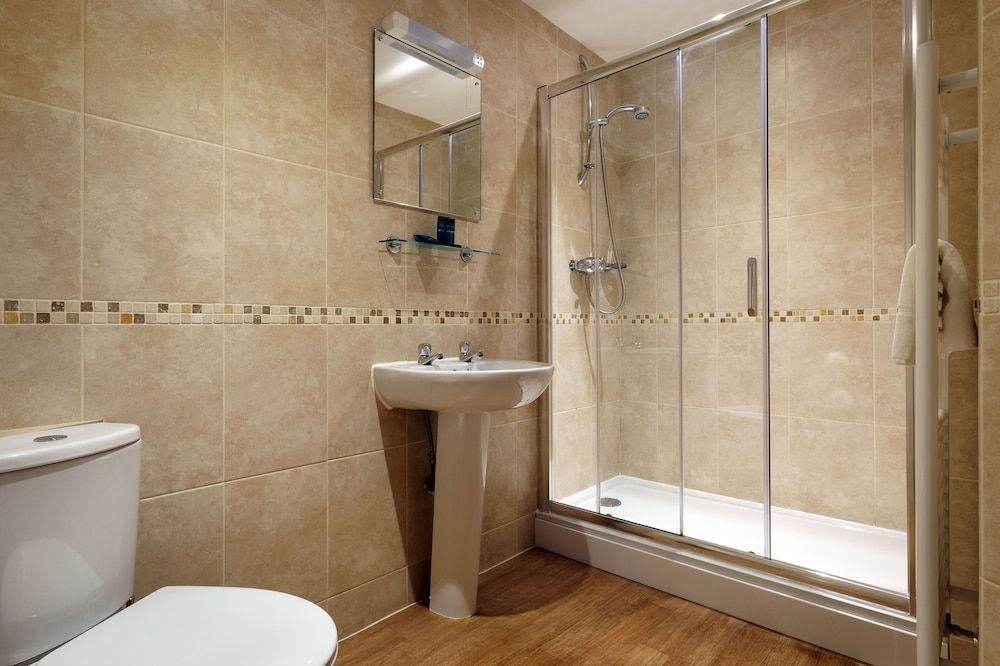 St Andrews Hotel Triple Room, Private Bathroom 6