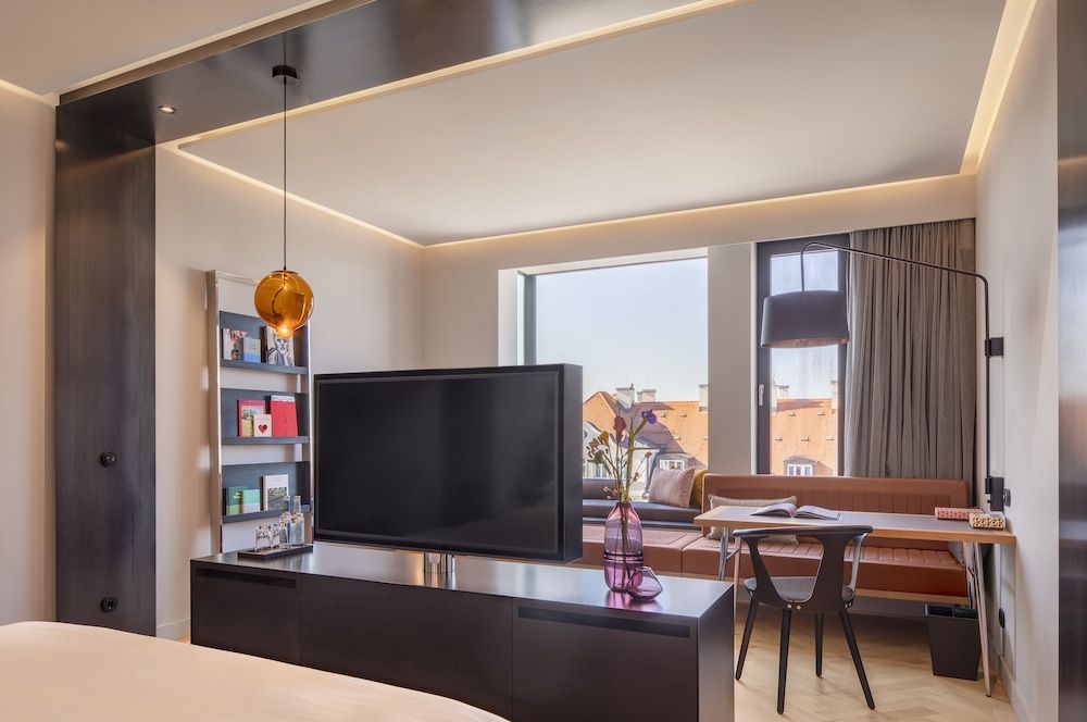 ANDAZ MUNICH SCHWABINGER TOR, BY HYATT Room, 1 King Bed 5