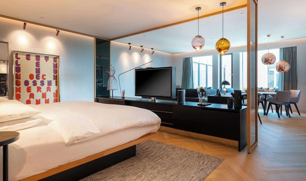 Suite (Andaz Art Suite)
