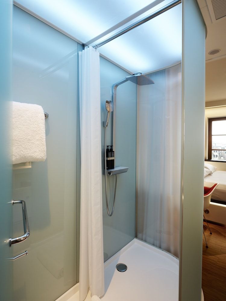 citizenM Geneva Room, 1 King Bed 7