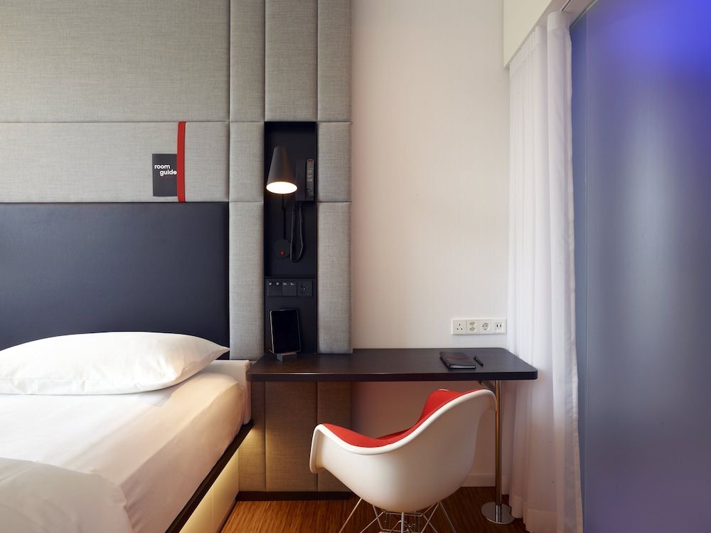 citizenM Geneva Room, 1 King Bed 9