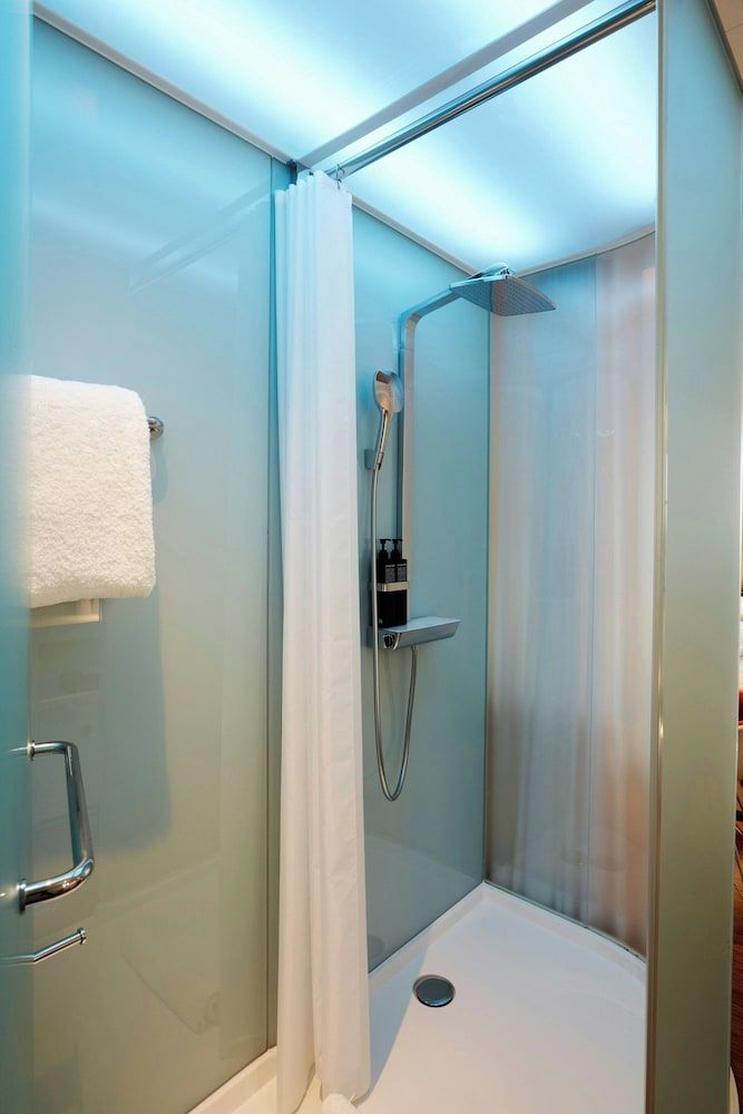 citizenM Geneva Room, 1 King Bed 6