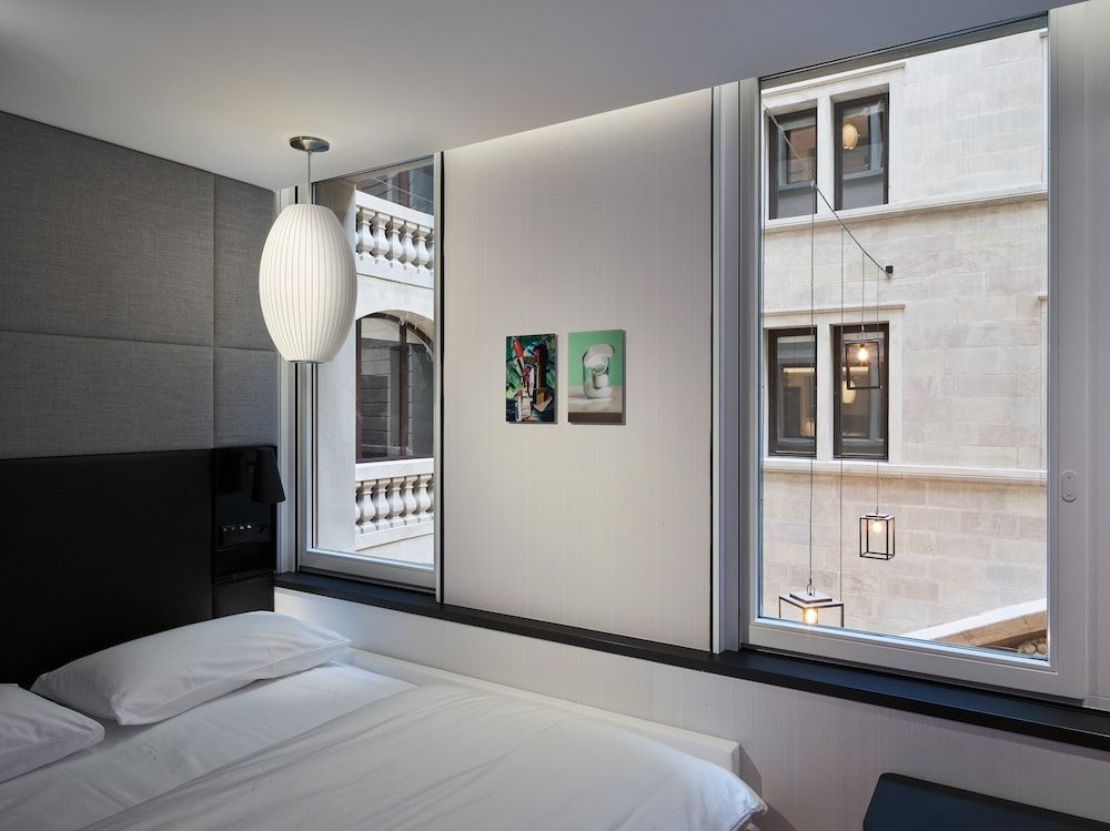 citizenM Geneva Room, 1 King Bed 11