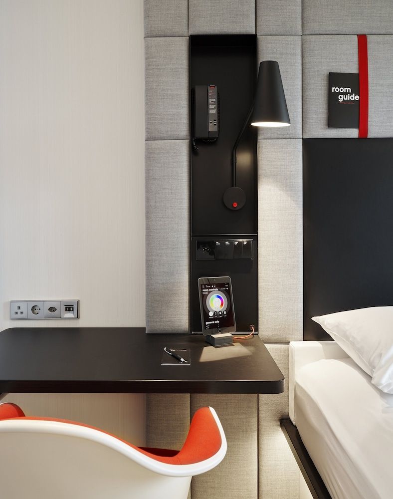 citizenM Geneva Room, 1 King Bed 10