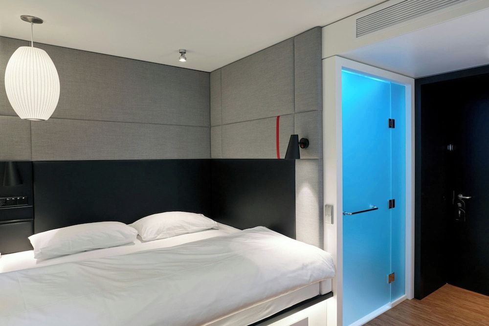 citizenM Geneva Room, 1 King Bed 4