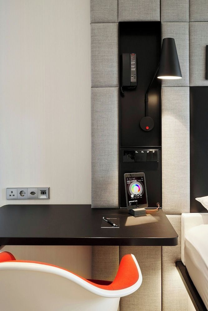 citizenM Geneva Room, 1 King Bed 12