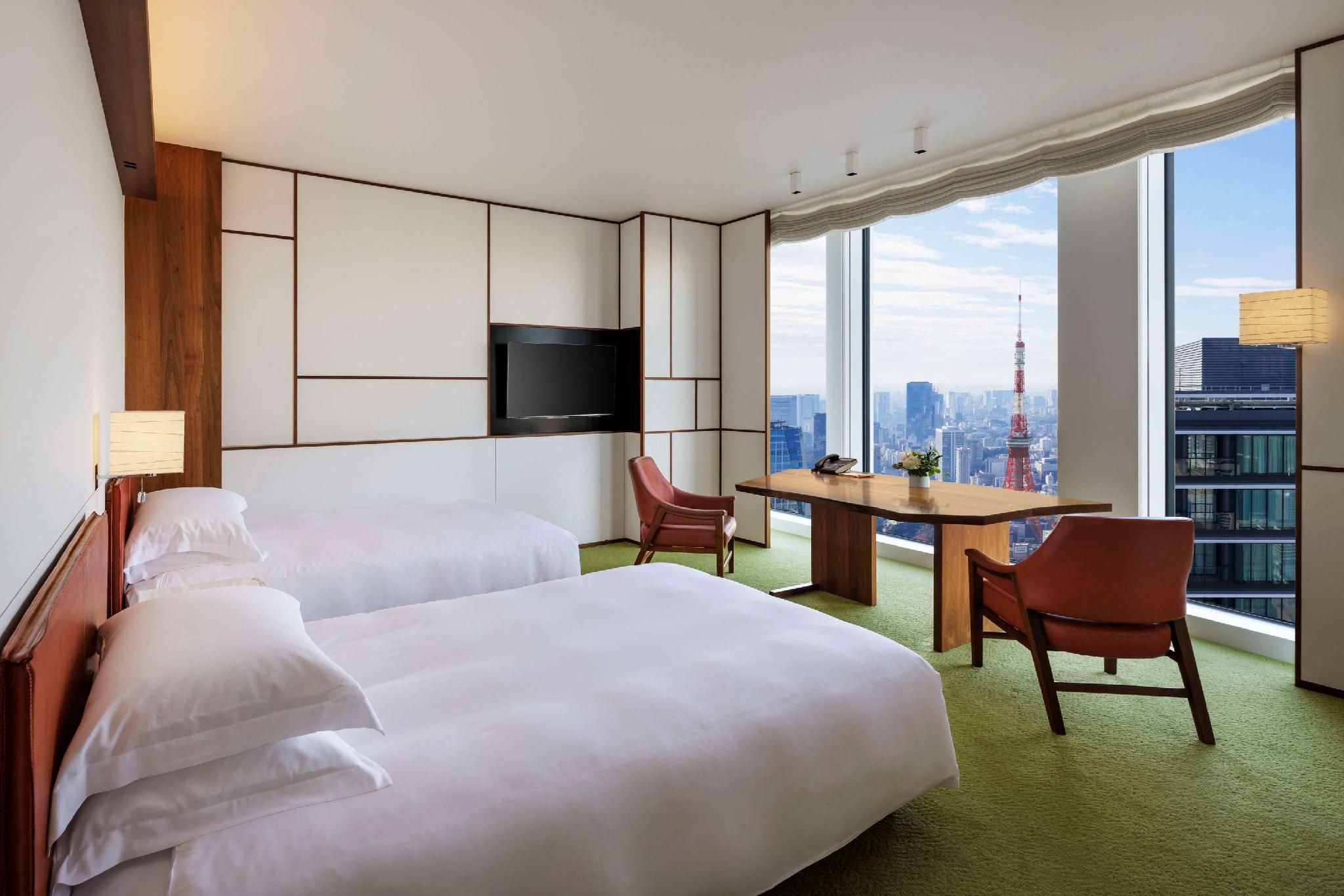 2 Twin Beds Tower View