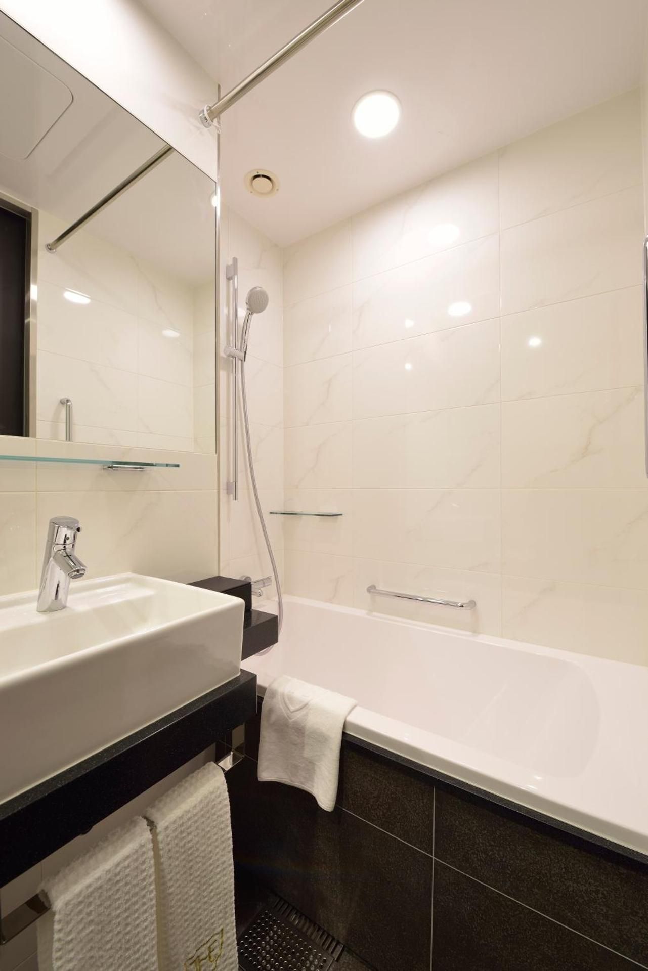Hollywood Twin Room - Non-Smoking, Without Transit Area