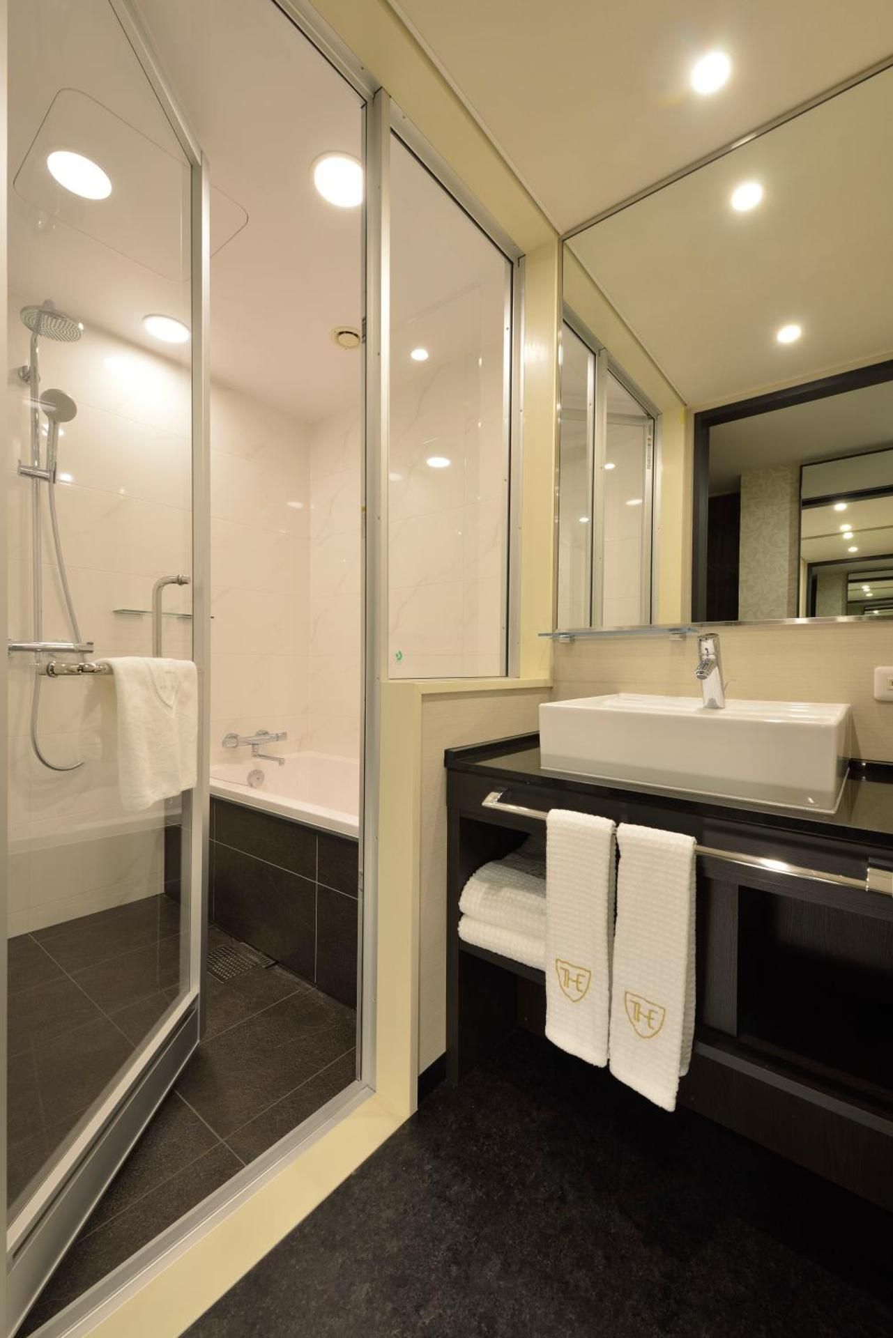 Deluxe Twin Room - Non-Smoking, Without Transit Area