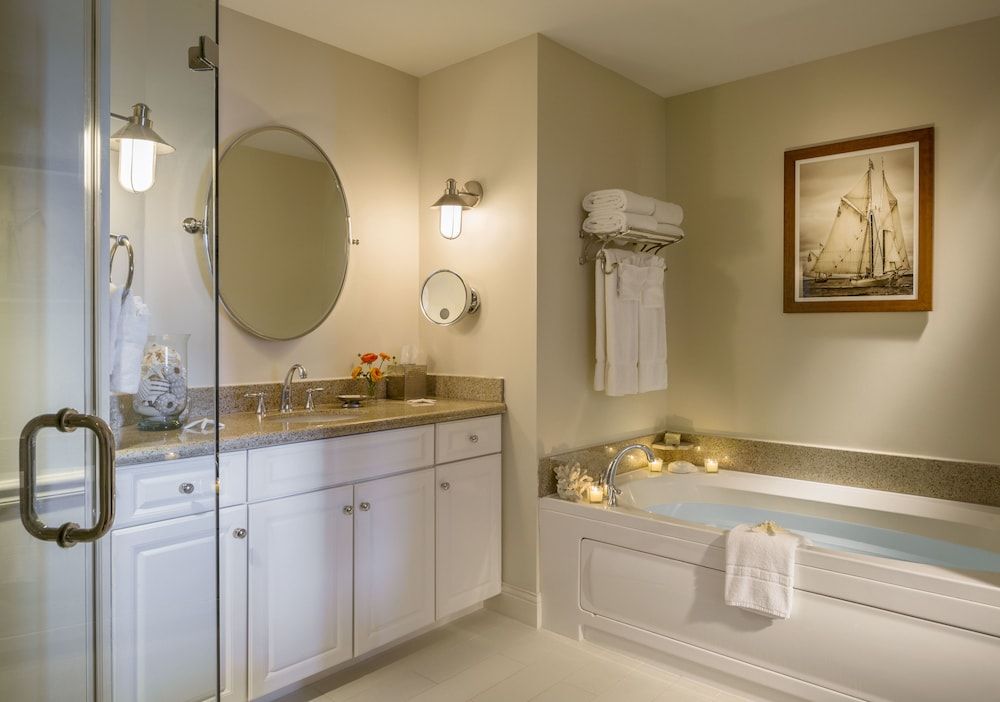Portland Harbor Hotel Suite, Jetted Tub