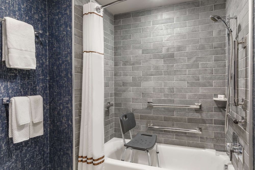 Carte Hotel San Diego Downtown, Curio Collection by Hilton Room, 1 King Bed 5