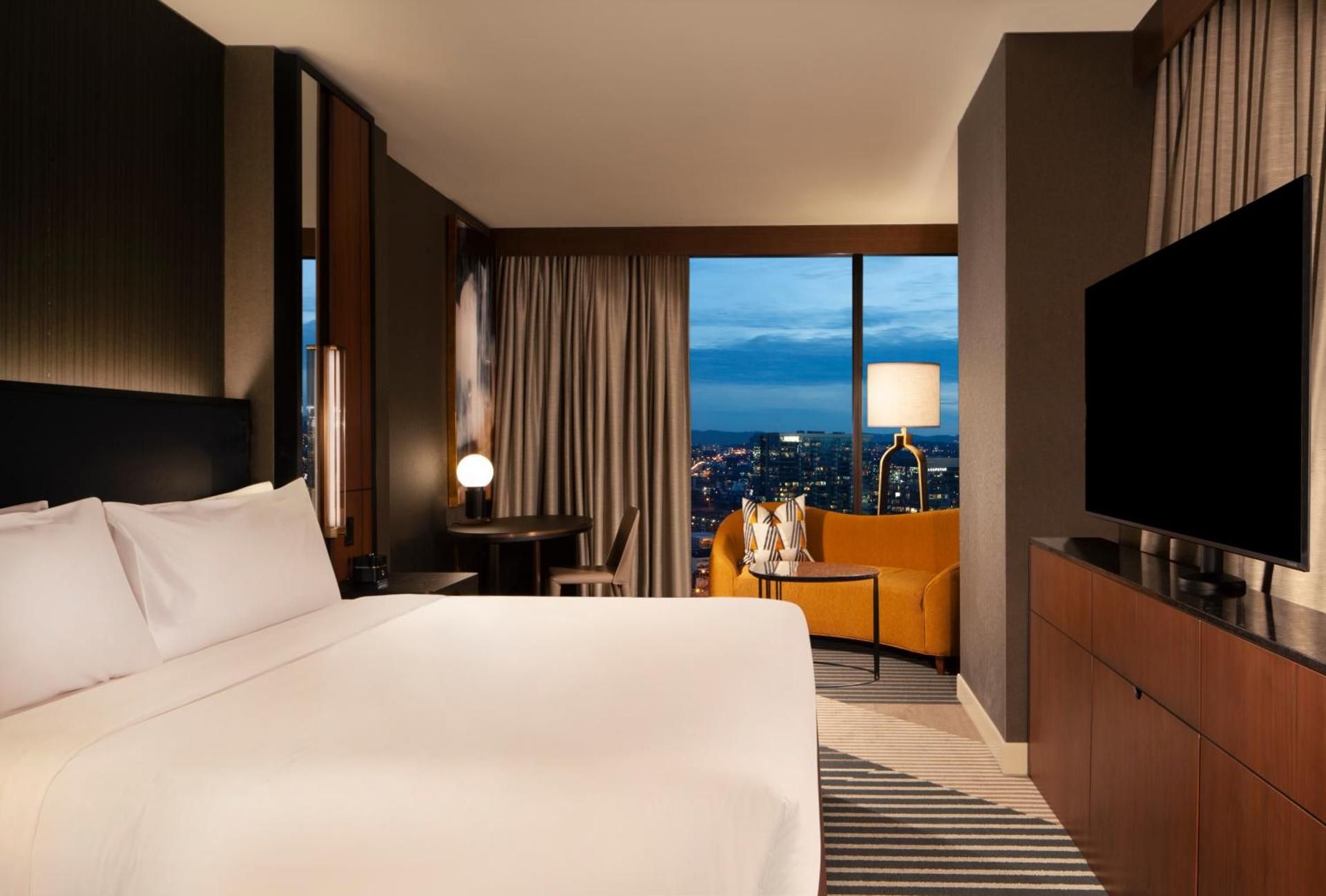 Grand Corner Suite With 1 King Bed