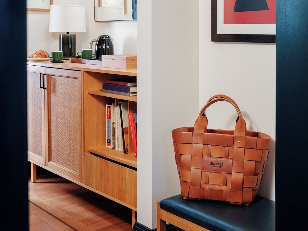 Shinola Hotel Room, 1 Queen Bed 3