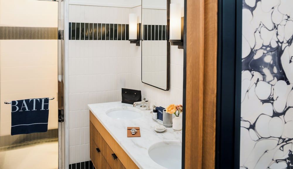 Shinola Hotel Room, 1 Queen Bed 2