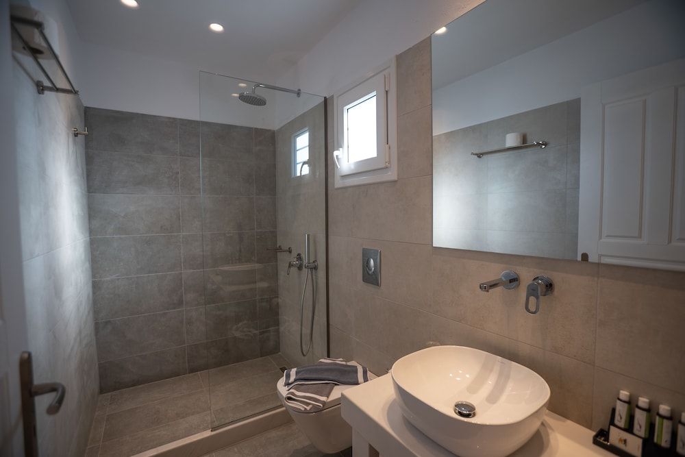 Acrogiali Beachfront Hotel Deluxe Double or Twin Room, Garden View 7