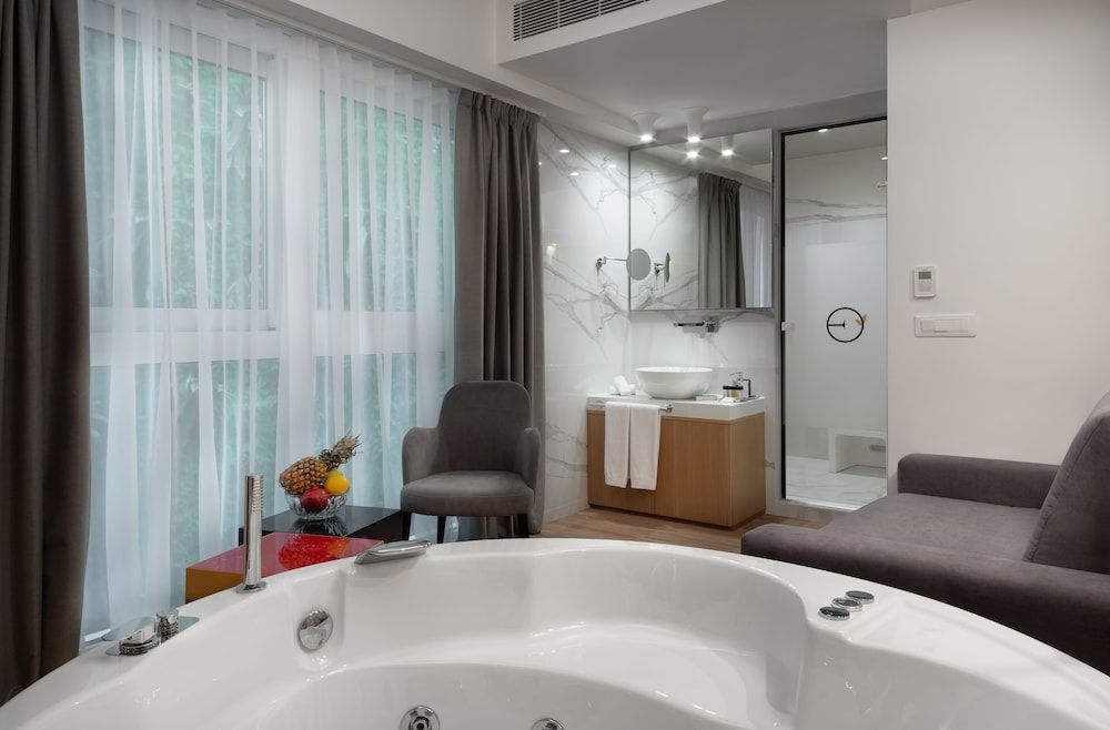 Elia Ermou Athens Hotel Junior Suite, Jetted Tub 3