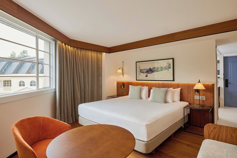 The Level, Family Room with Executive Lounge Access