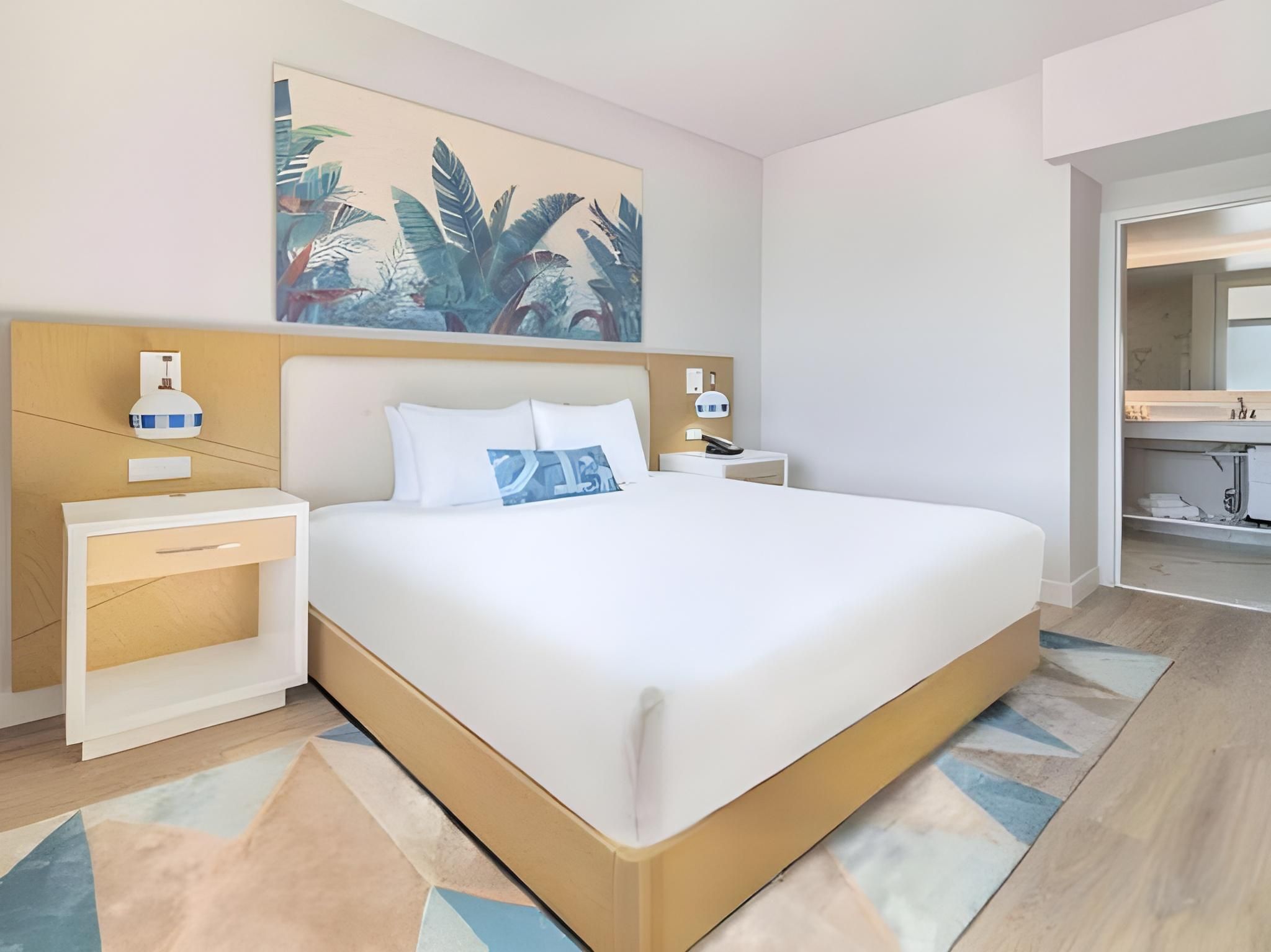 1 King Bed, Nonsmoking, Accessible