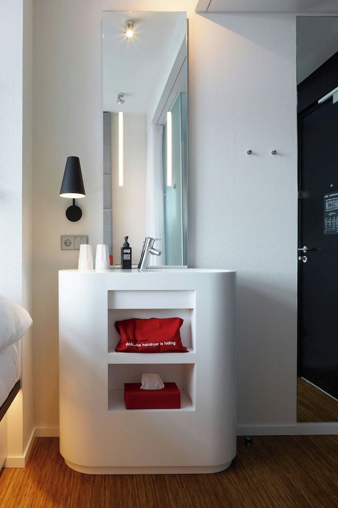 citizenM Amstel Amsterdam Room, 1 King Bed 9