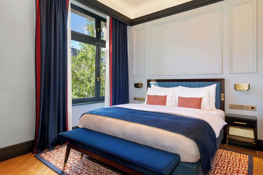 LUME Boutique Hotel, Autograph Collection Deluxe Room, 1 King Bed 3