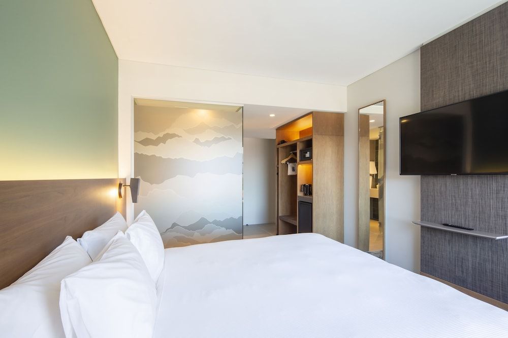 Standard Room, 1 Queen Bed (with Free Breakfast)