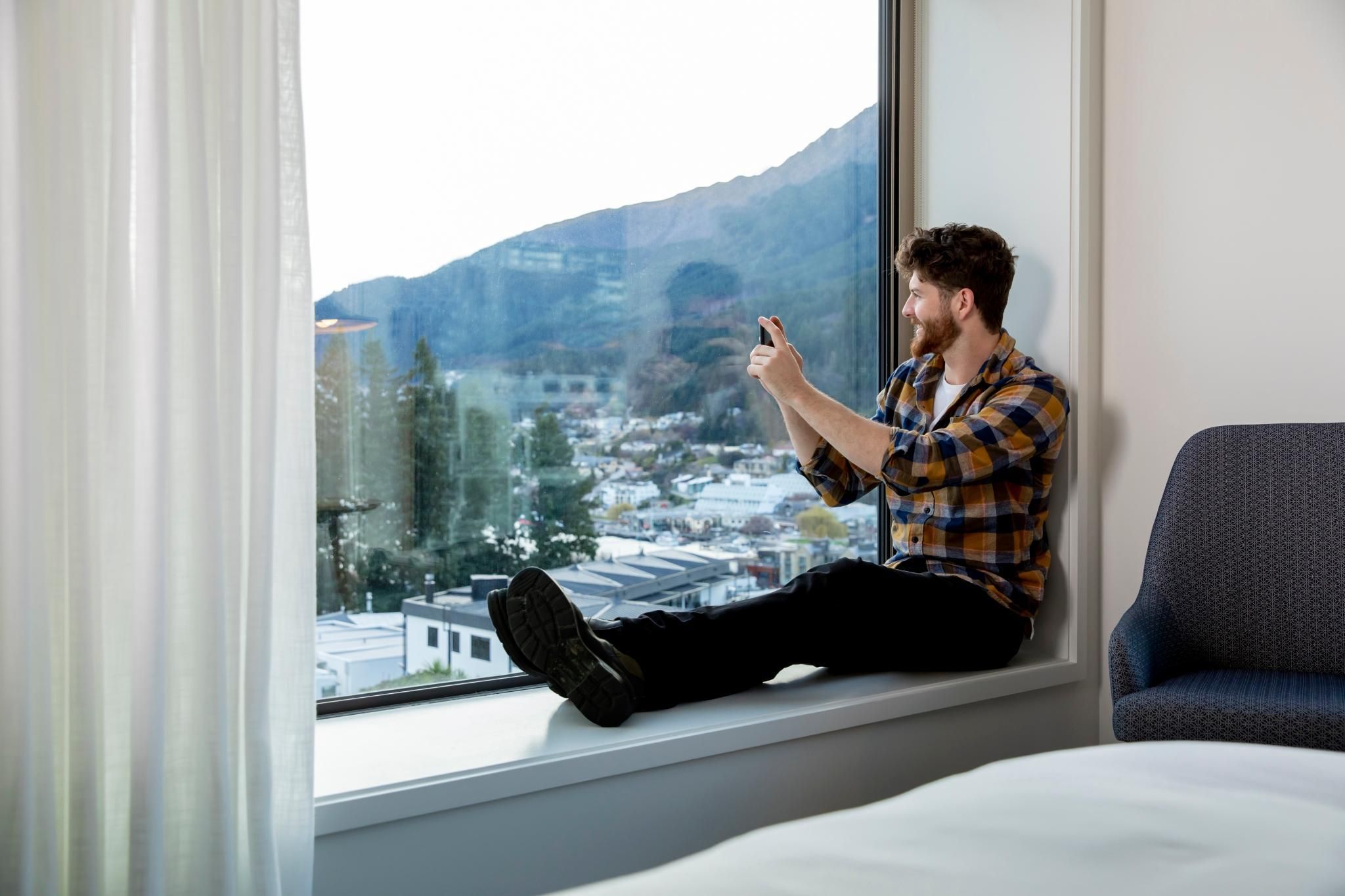 Holiday Inn Express & Suites Queenstown by IHG 1 Queen Gondola View with Free Breakfast