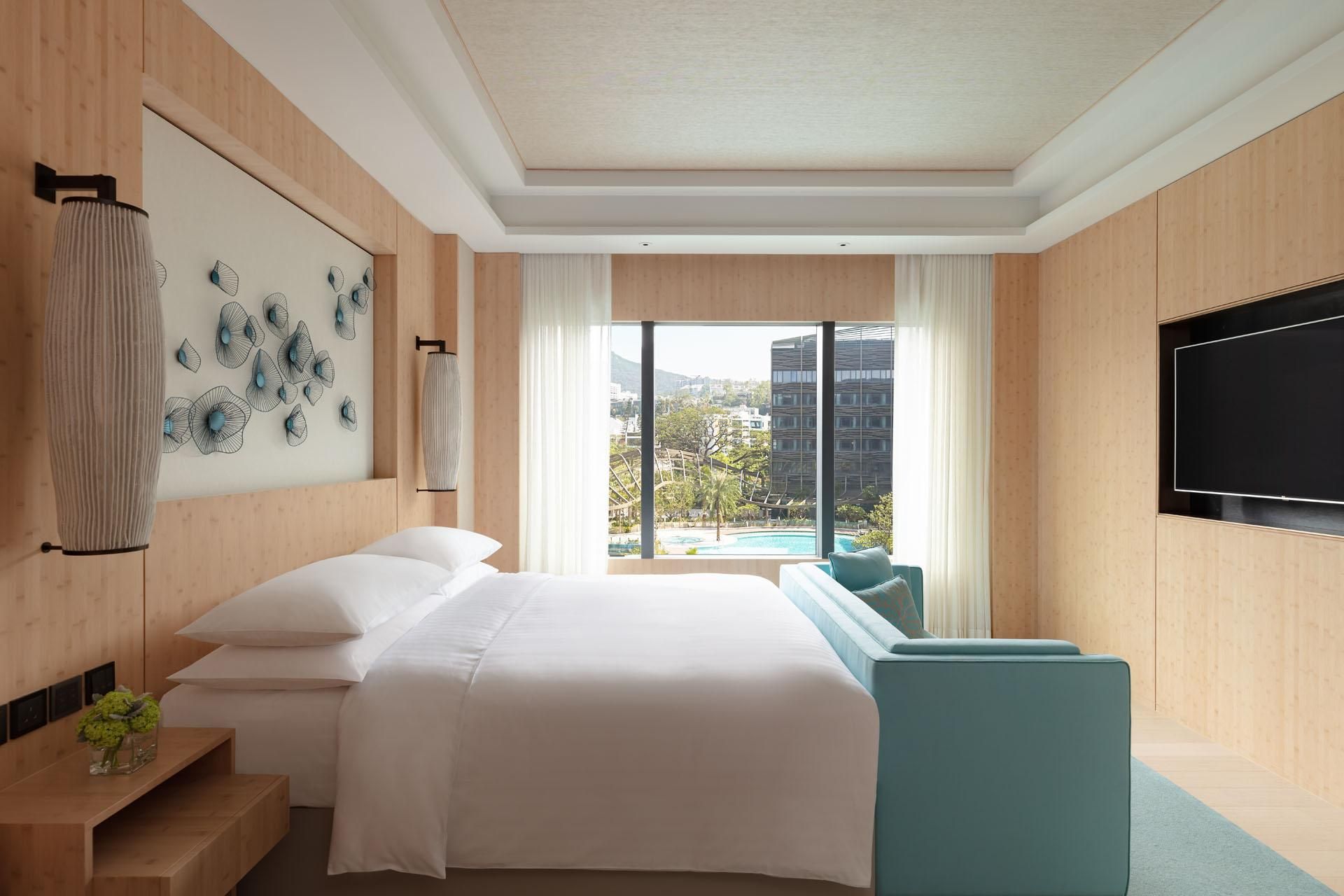 Premier Suite, M Club lounge access, Suite, 1 King, Pool view