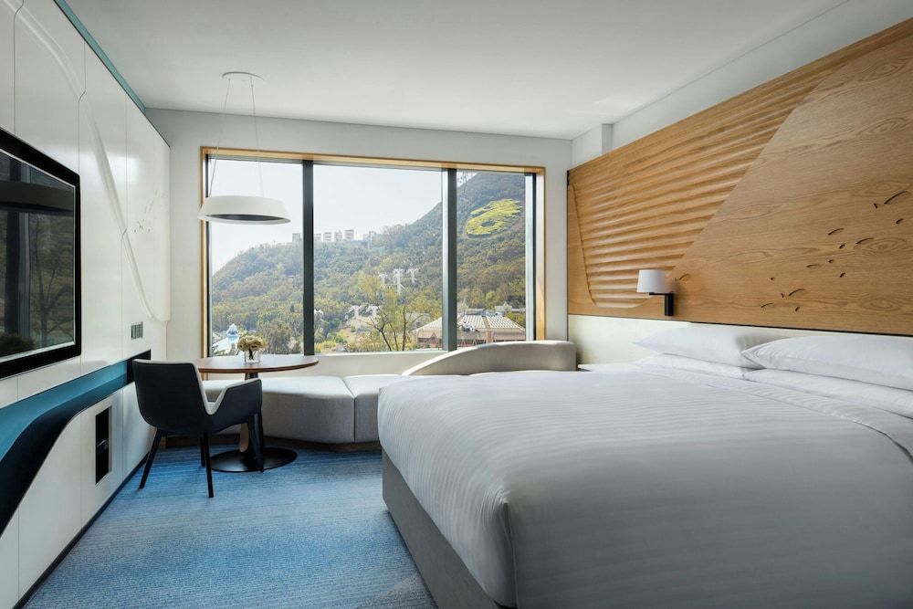 Hong Kong Ocean Park Marriott Hotel Room, 1 King Bed 7