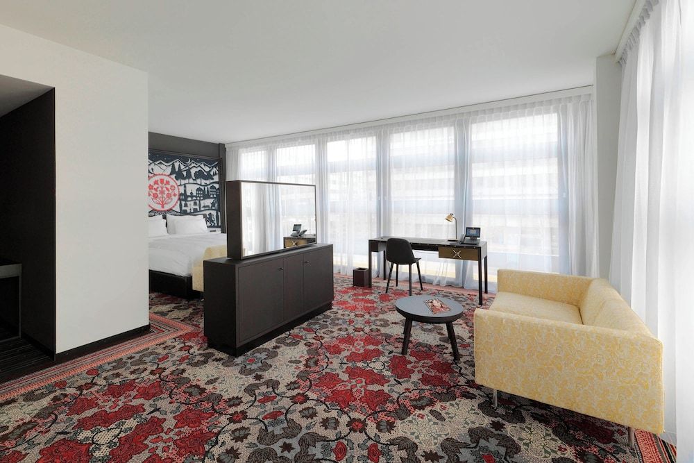Executive Suite, 1 King Bed, Non Smoking, Corner