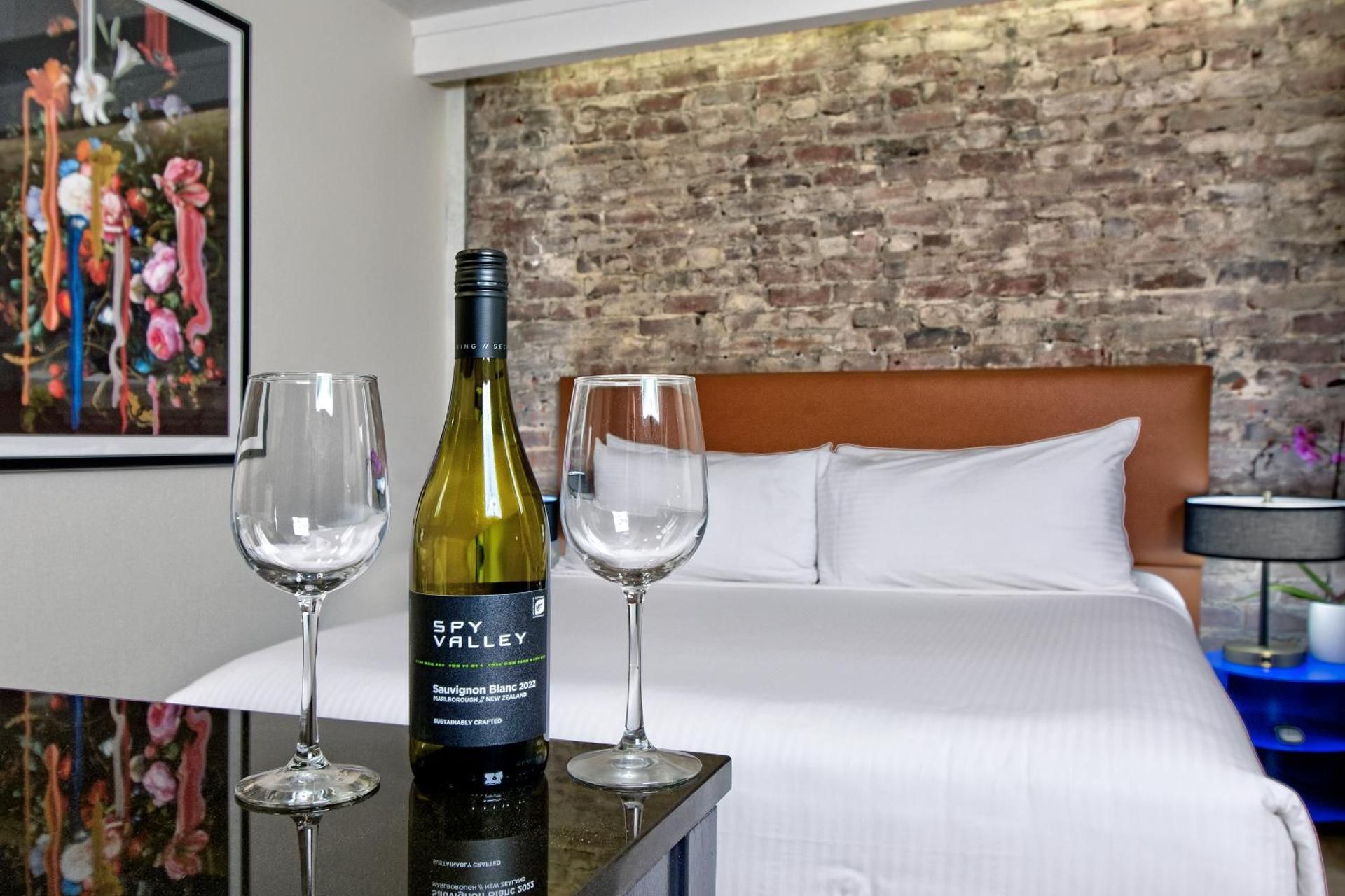 Hotel Griffon Queen Room - Non-Smoking