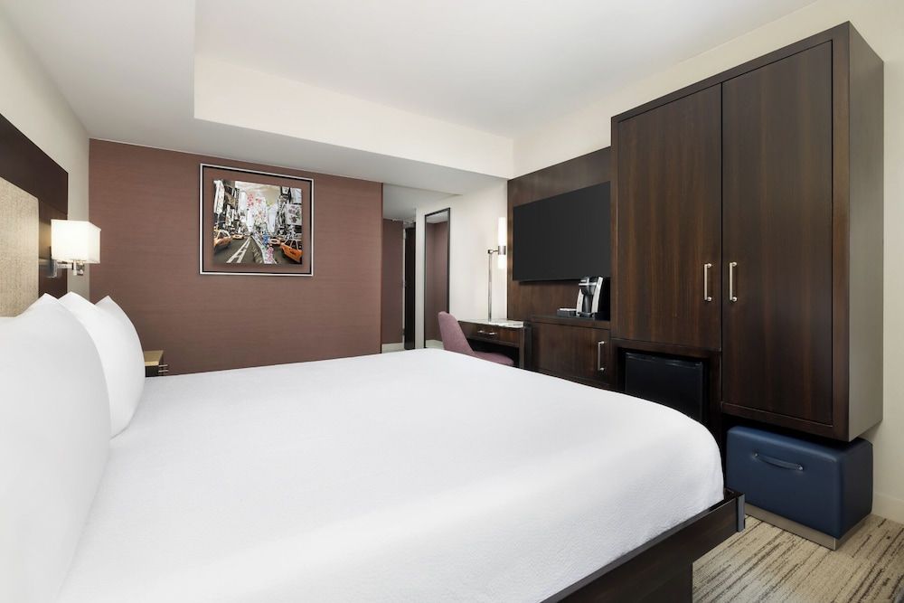 Room, 1 King Bed (Partial Times Square View)