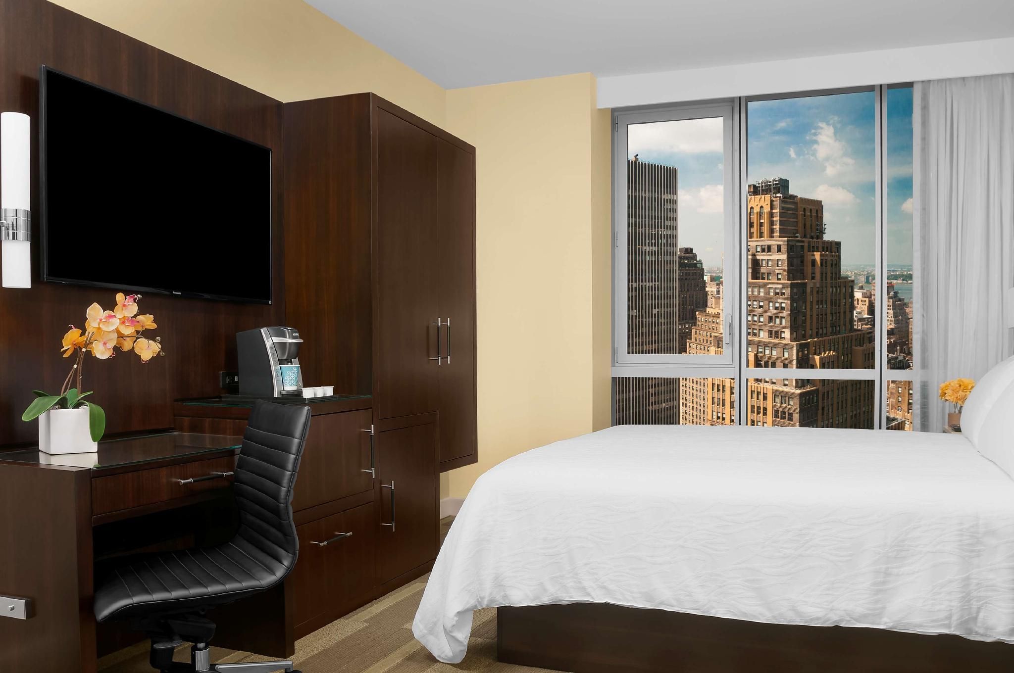 1 KING BED CORNER - BALL DROP VIEW