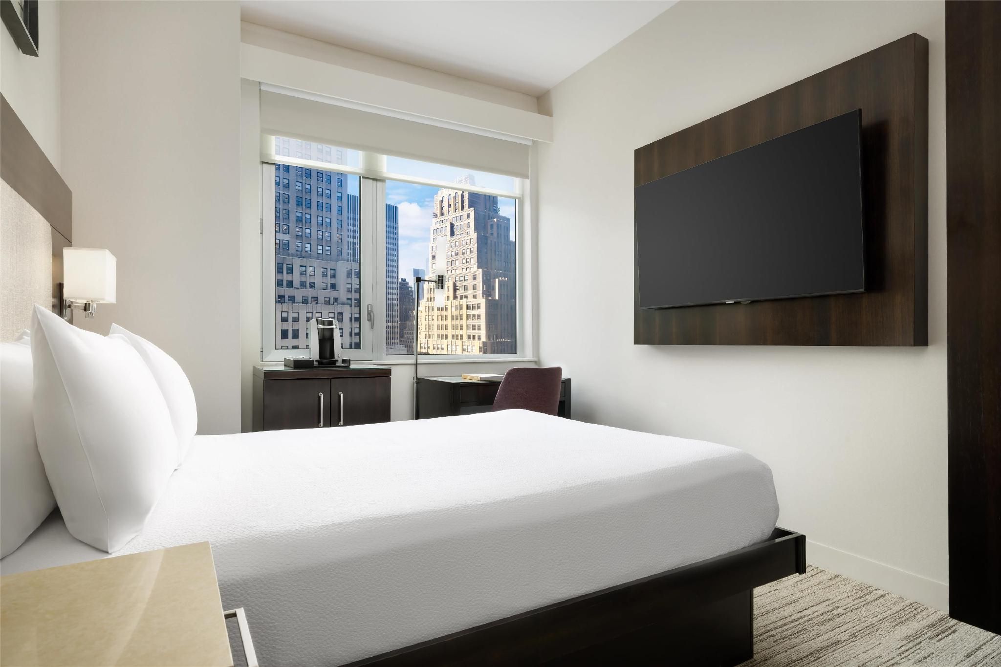 1 QUEEN BED - CITY VIEWS