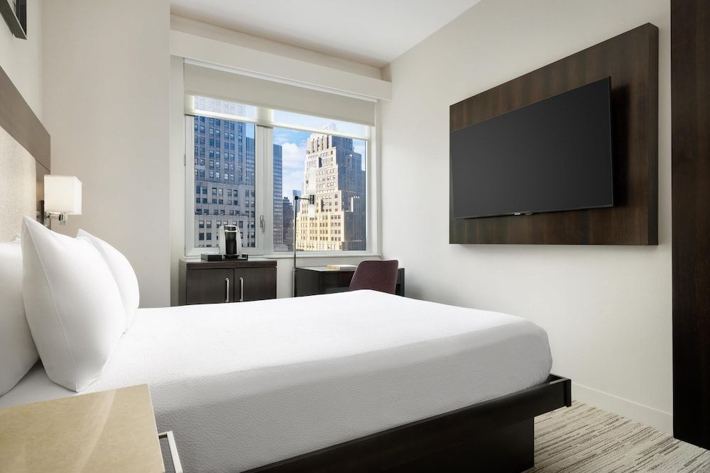 Room, 1 Queen Bed, City View