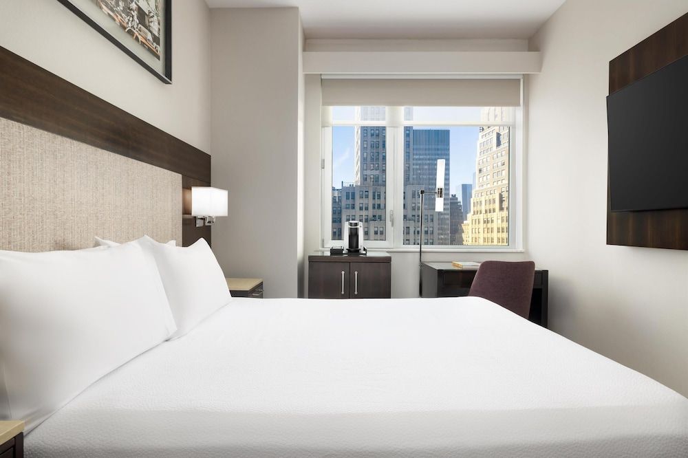 Hilton Garden Inn New York/Times Square Central Room, 1 Queen Bed, Accessible (Hearing) 2