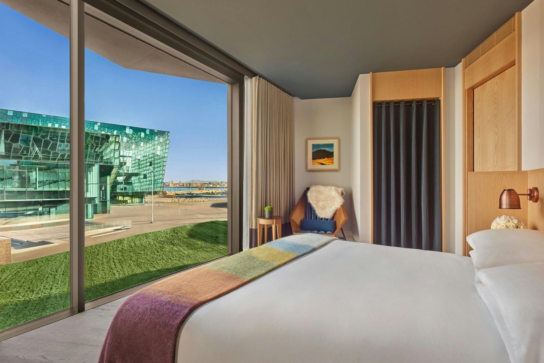 Corner Suite, 1 Bedroom Suite, 1 King, Harbor view, Corner room