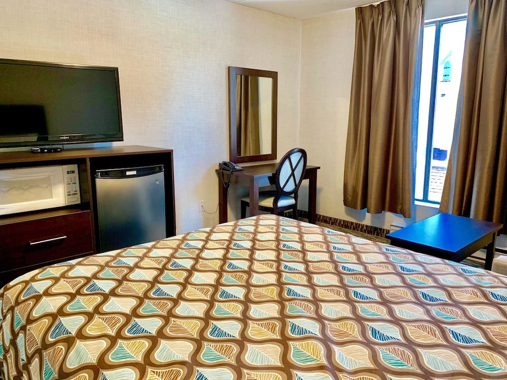 undefined Deluxe Inn 10