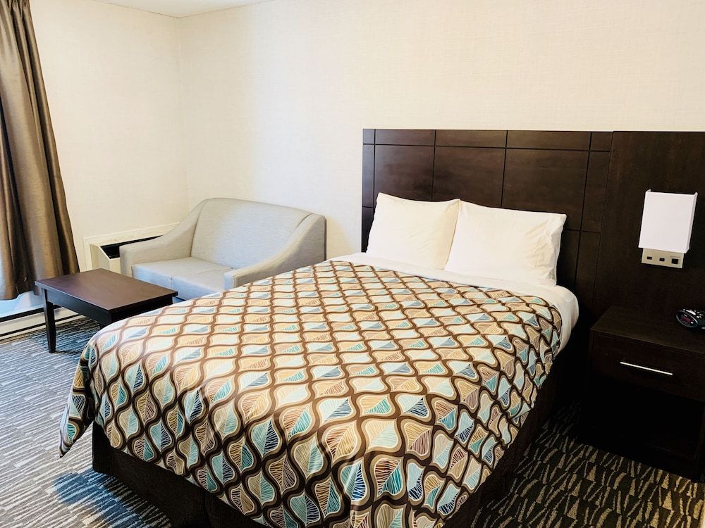 Deluxe Inn Standard Room, 1 Queen Bed (Non-wheelchair Accessible) 4