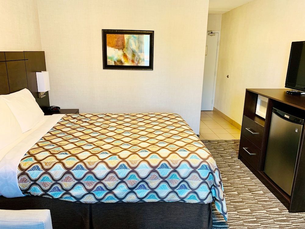 Deluxe Inn Standard Room, 1 Queen Bed (Non-wheelchair Accessible) 2