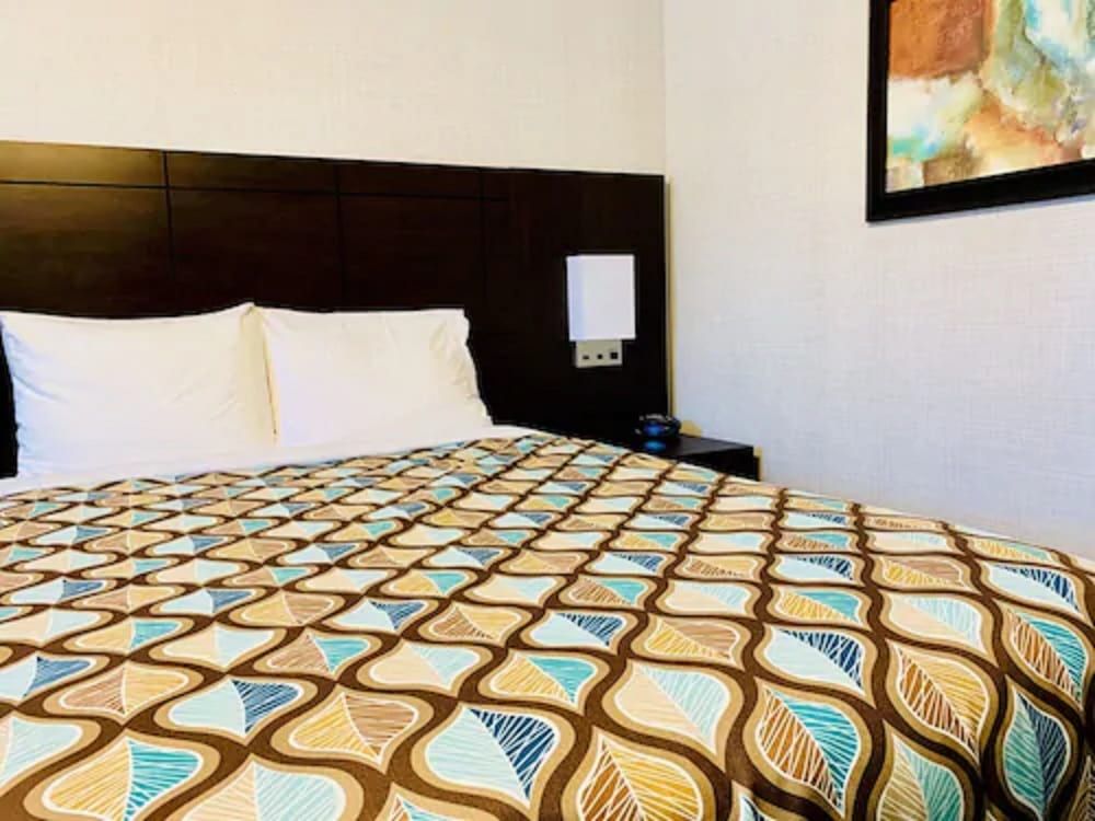 Deluxe Inn Standard Room, 1 Queen Bed (Non-wheelchair Accessible) 6