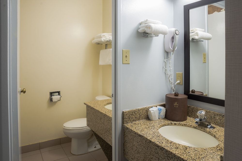 undefined Deluxe Inn 5