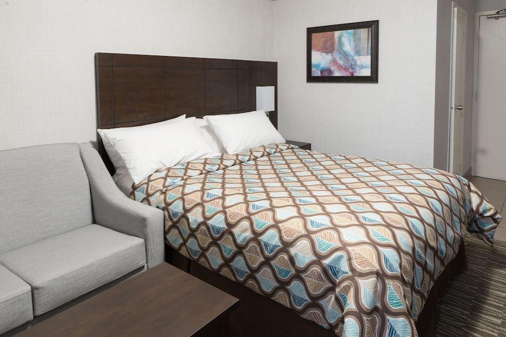 Deluxe Inn Standard Room, 1 Queen Bed (Non-wheelchair Accessible) 3