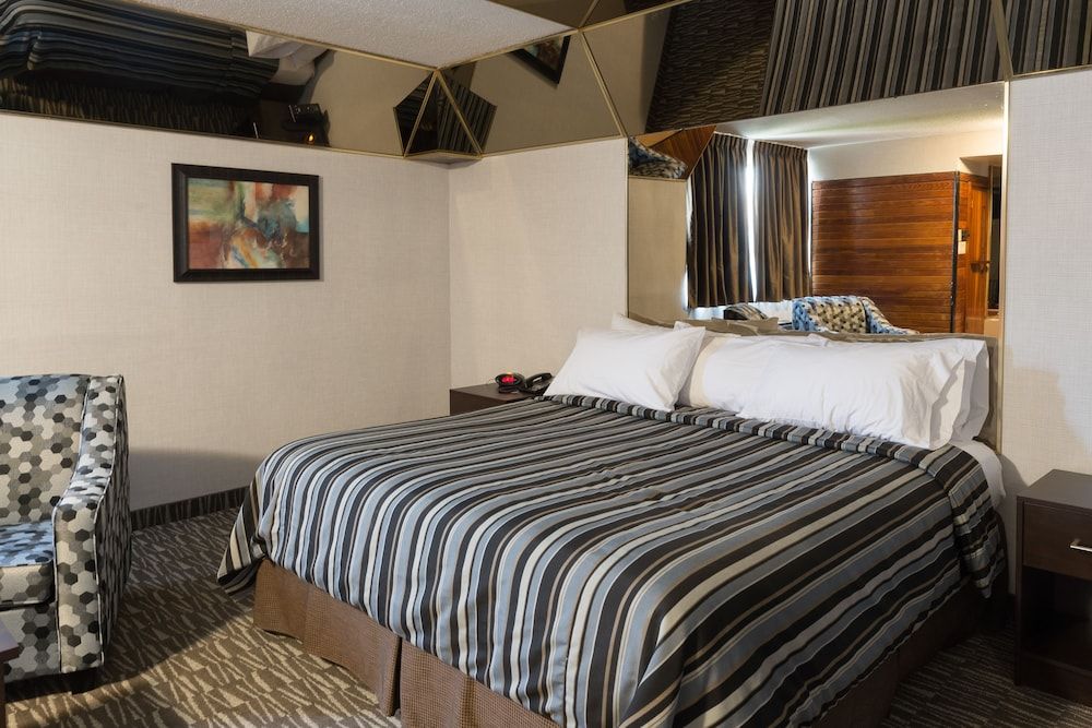 undefined Deluxe Inn 4