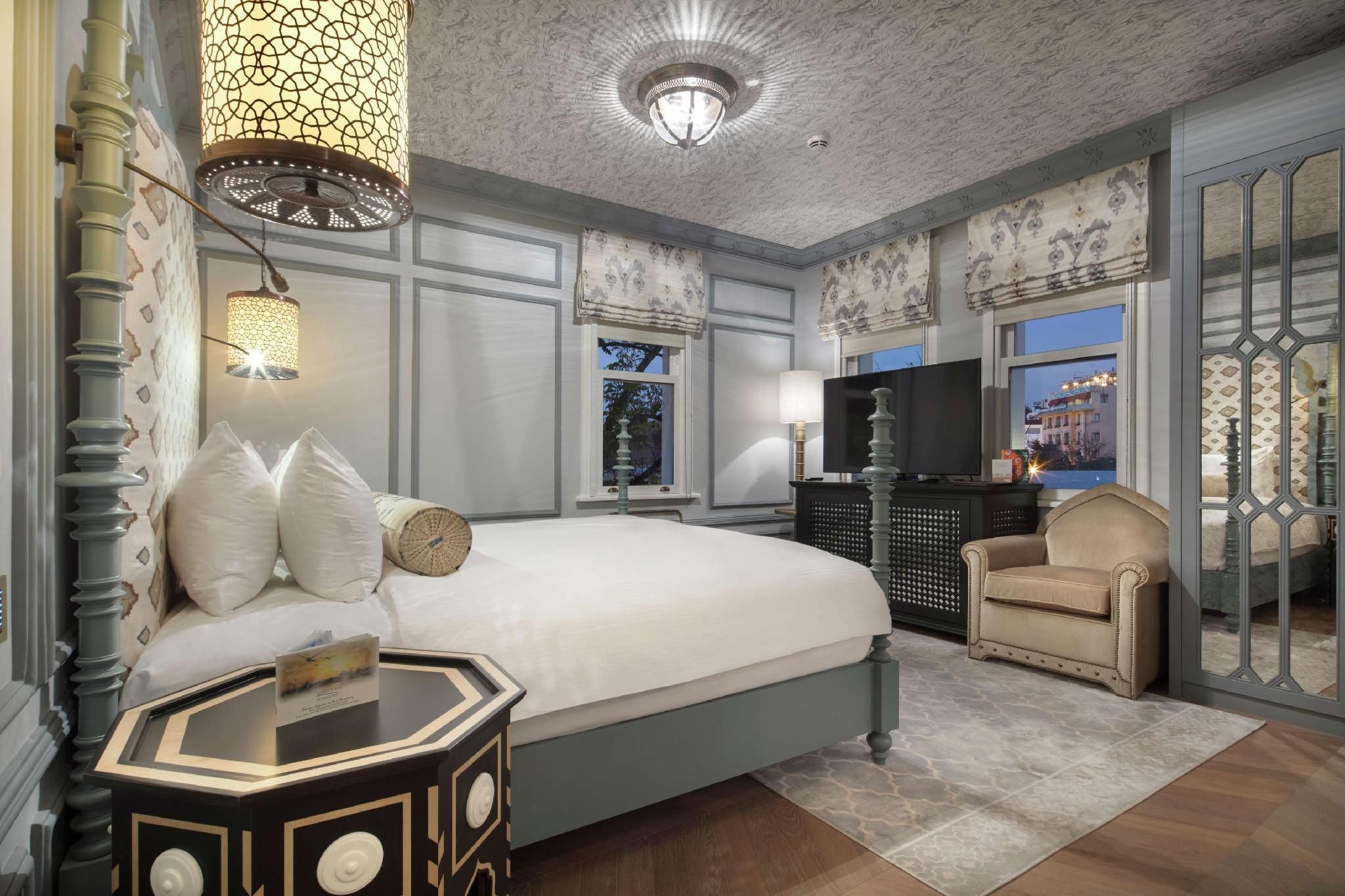 Hagia Sofia Mansions Istanbul, Curio Collection by Hilton King Guest Room