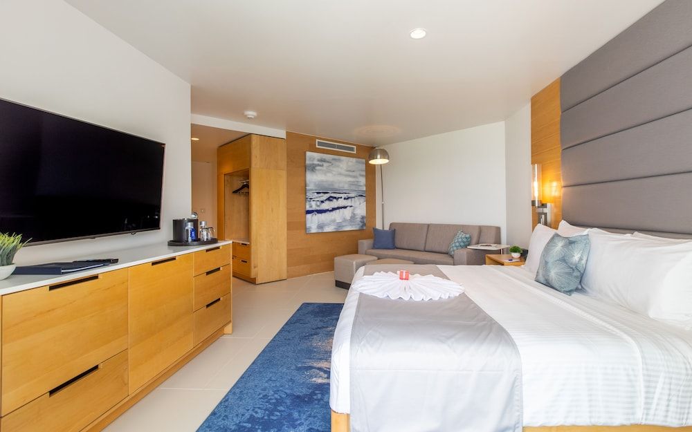 Pool View King Guestroom