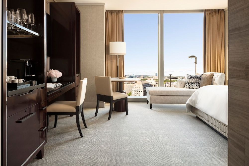 Four Seasons Hotel One Dalton Street, Boston Deluxe Room, 1 King Bed, Accessible 5