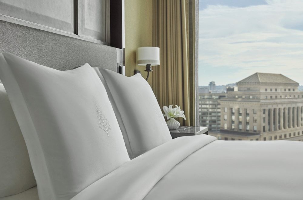 Executive Suite, Mobility Accessible (1 King Bed)