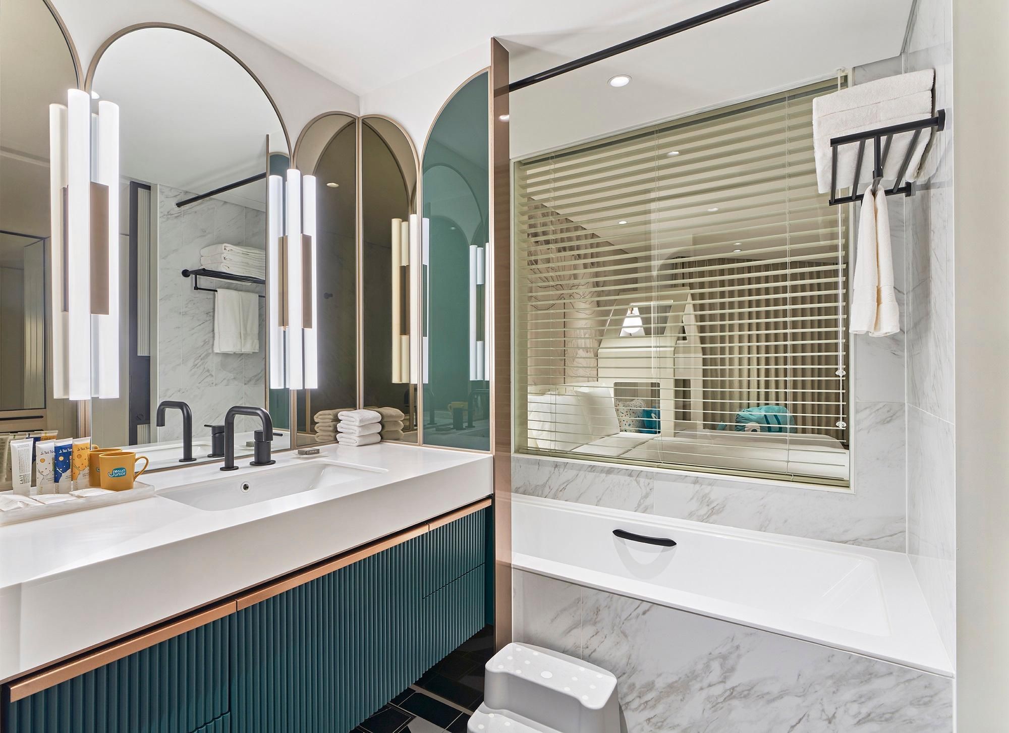 Deluxe City View Kids Room