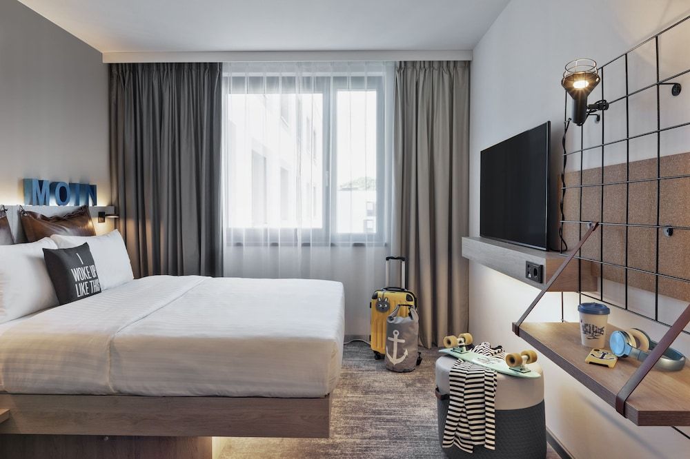 Moxy Hamburg City Room, 1 Queen Bed 3